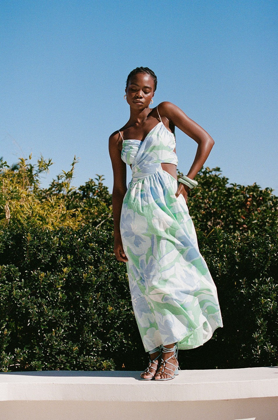 Blue midi dress with an open back, detail view
